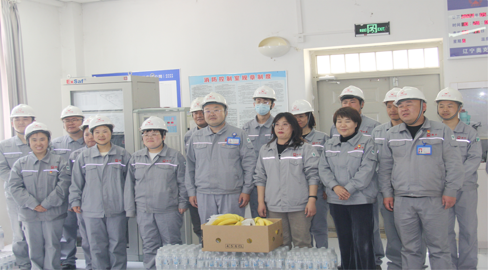 党政工三方结合发展“为W66利来官网药业检建现场送慰问”活动.png 党政工三方结合发展“为W66利来官网药业检建现场送慰问”活动.png